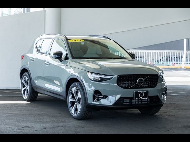 2025 Volvo XC40 Plus Dark Theme