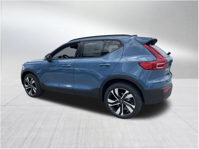 2025 Volvo XC40 Plus Dark Theme