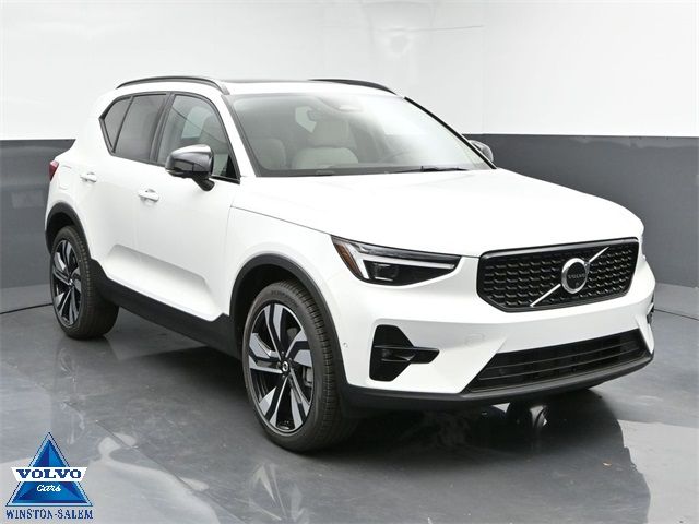 2025 Volvo XC40 Plus Dark Theme