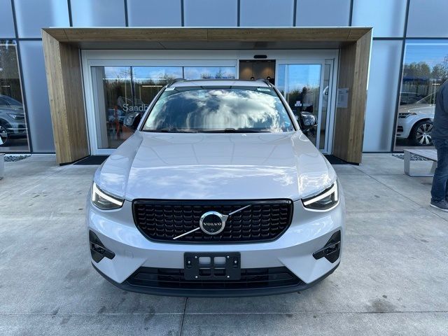 2025 Volvo XC40 Plus Dark Theme