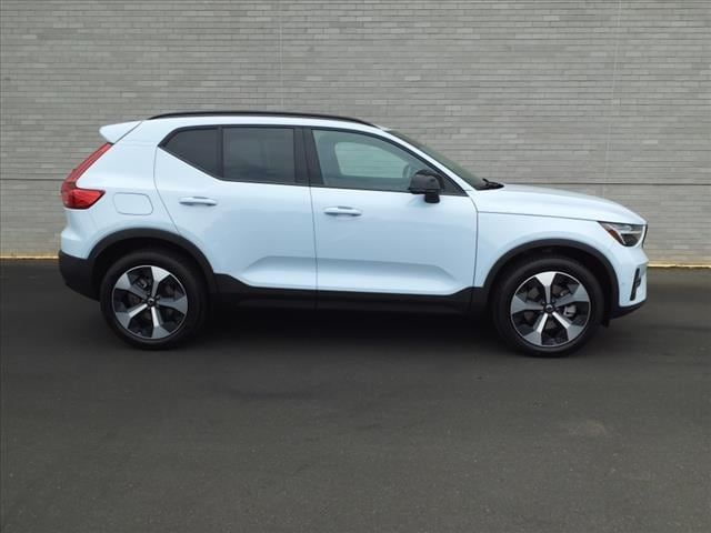 2025 Volvo XC40 Plus Dark Theme