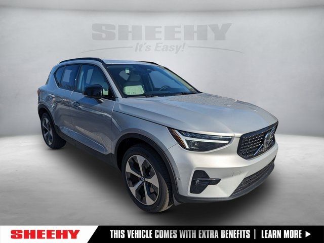 2025 Volvo XC40 Plus Dark Theme