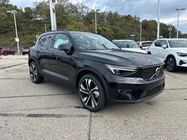 2025 Volvo XC40 Plus Dark Theme