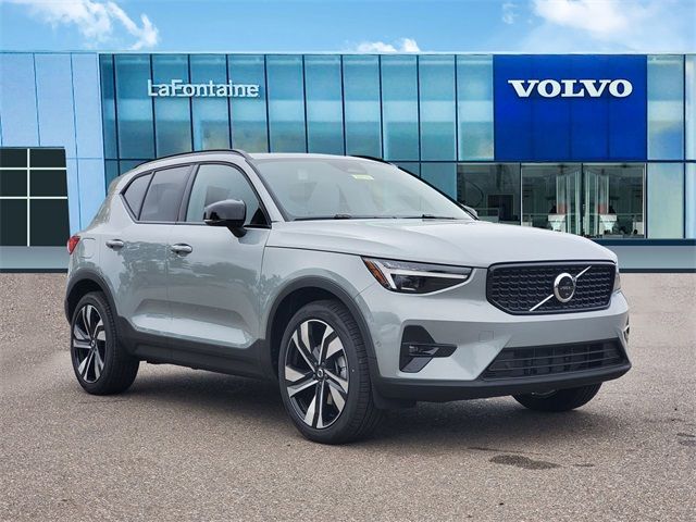 2025 Volvo XC40 Plus Dark Theme