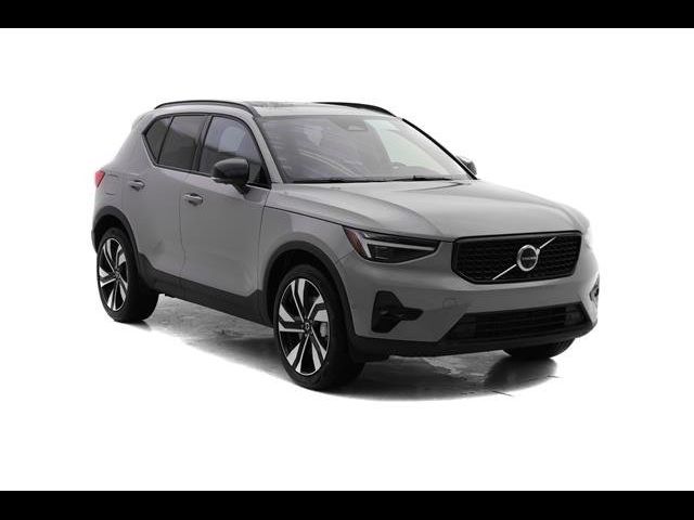 2025 Volvo XC40 Plus Dark Theme