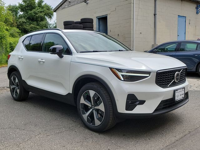 2025 Volvo XC40 Plus Dark Theme