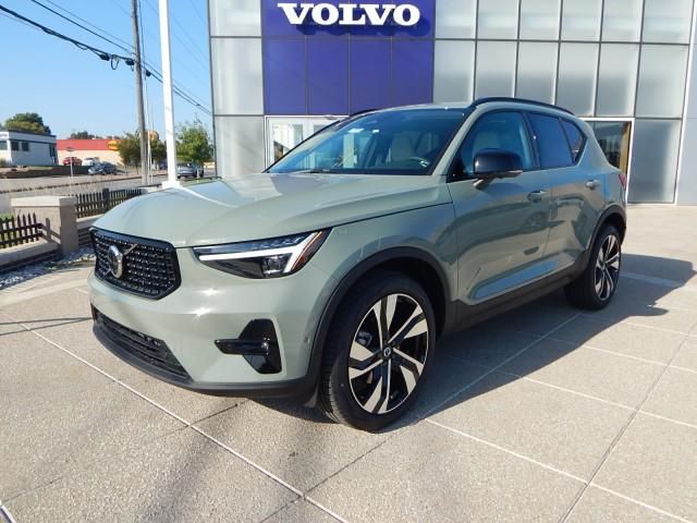 2025 Volvo XC40 Plus Dark Theme