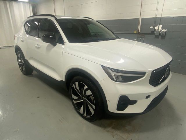 2025 Volvo XC40 Plus Dark Theme