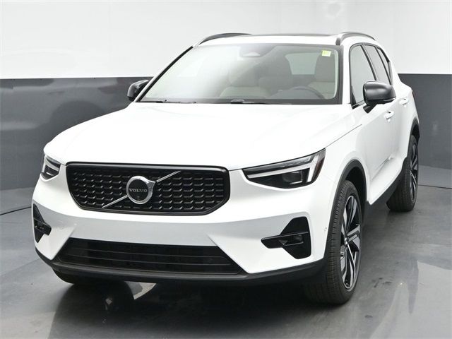 2025 Volvo XC40 Plus Dark Theme