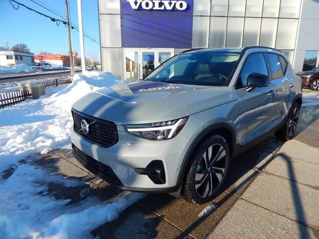 2025 Volvo XC40 Plus Dark Theme