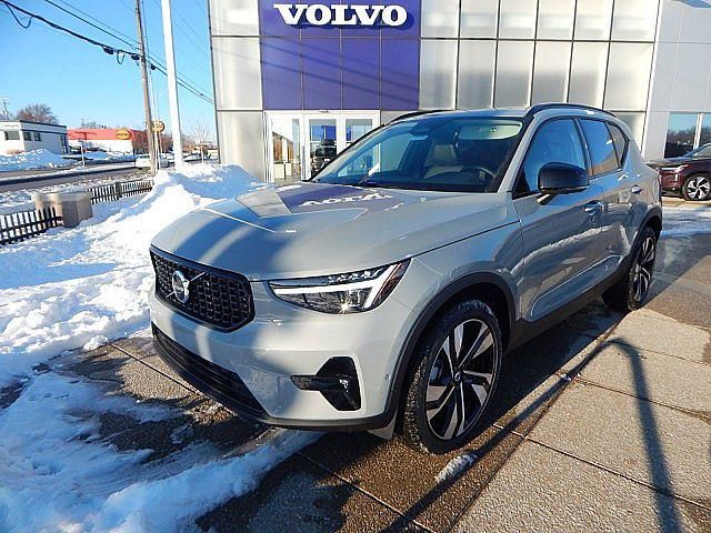 2025 Volvo XC40 Plus Dark Theme