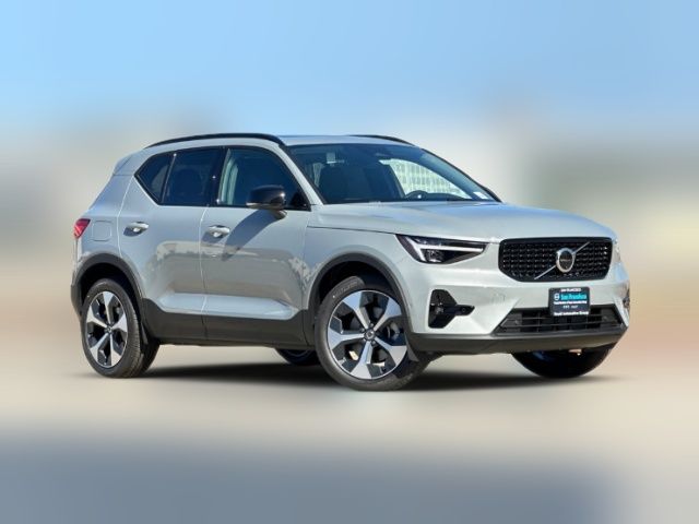 2025 Volvo XC40 Plus Dark Theme