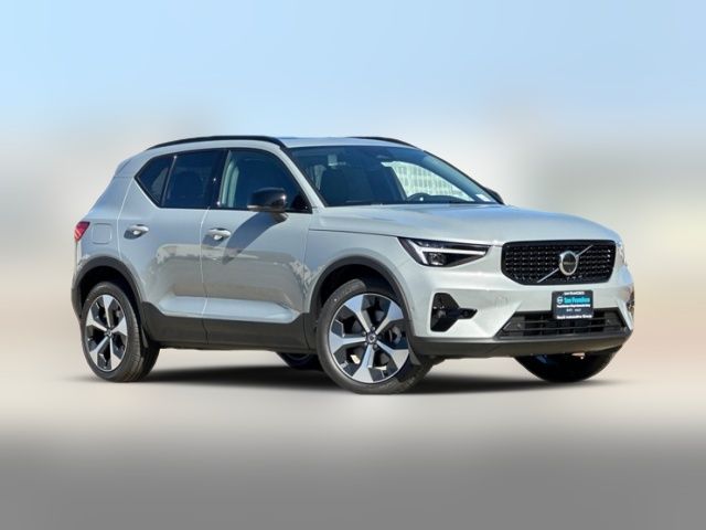 2025 Volvo XC40 Plus Dark Theme