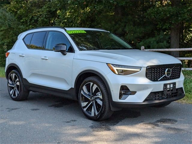 2025 Volvo XC40 Plus Dark Theme