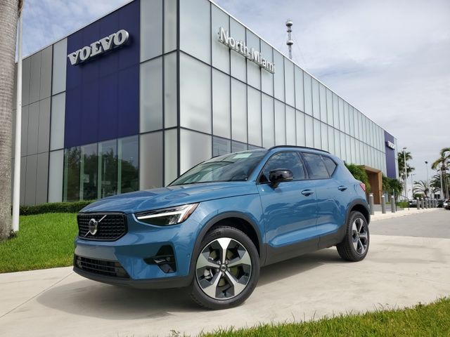 2025 Volvo XC40 Plus Dark Theme