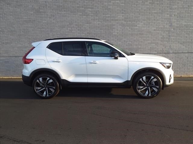 2025 Volvo XC40 Plus Dark Theme