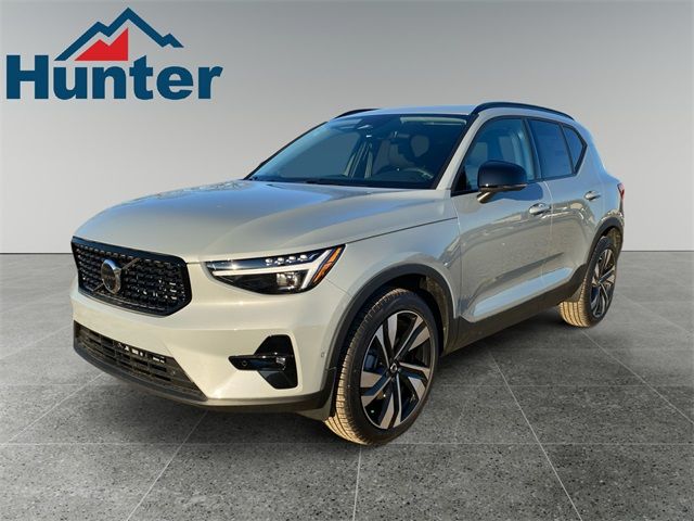 2025 Volvo XC40 Plus Dark Theme