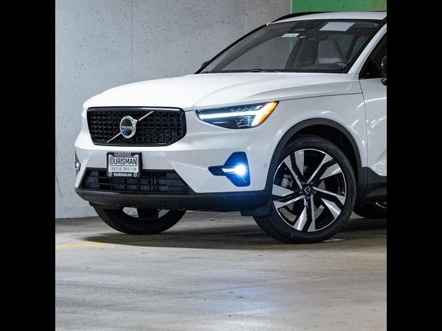 2025 Volvo XC40 Plus Dark Theme