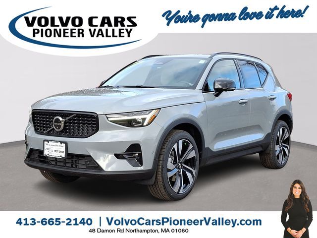 2025 Volvo XC40 Plus Dark Theme