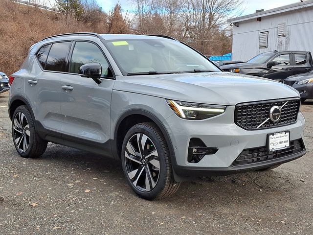 2025 Volvo XC40 Plus Dark Theme