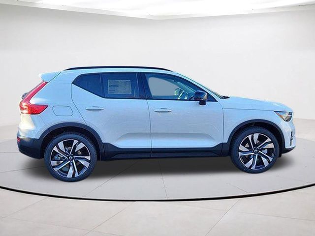 2025 Volvo XC40 Plus Dark Theme
