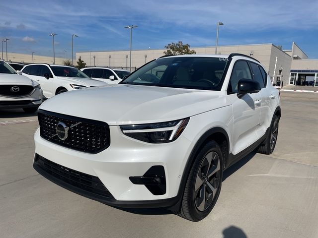 2025 Volvo XC40 Plus Dark Theme