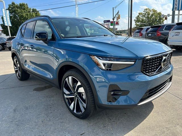 2025 Volvo XC40 Plus Dark Theme