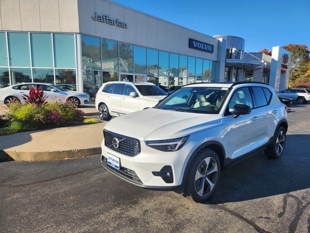 2025 Volvo XC40 Plus Dark Theme