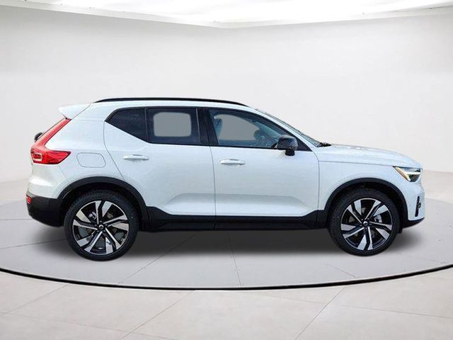 2025 Volvo XC40 Plus Dark Theme