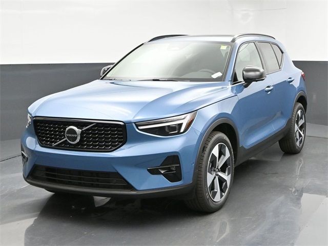 2025 Volvo XC40 Plus Dark Theme