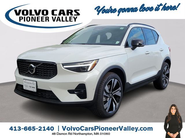 2025 Volvo XC40 Plus Dark Theme