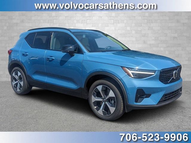 2025 Volvo XC40 Plus Dark Theme