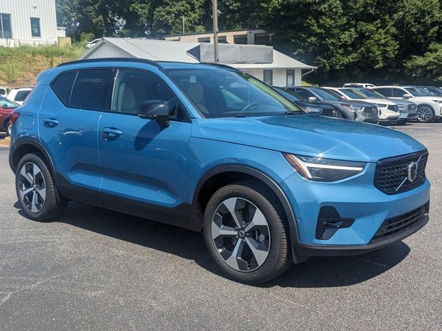 2025 Volvo XC40 Plus Dark Theme