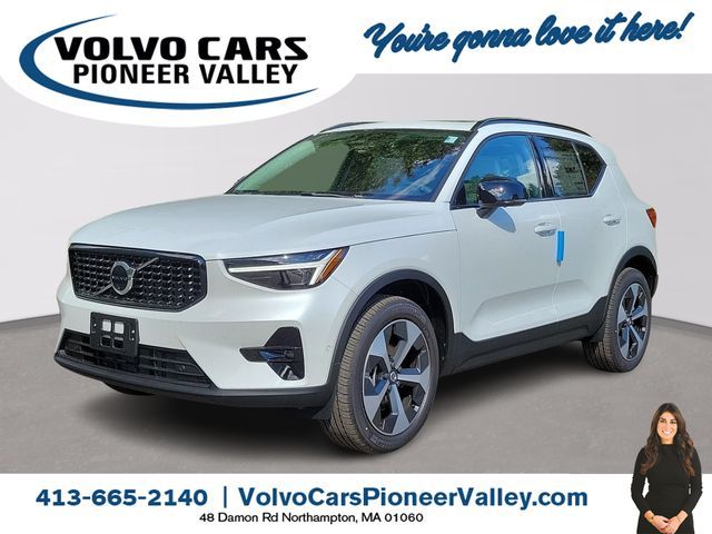 2025 Volvo XC40 Plus Dark Theme