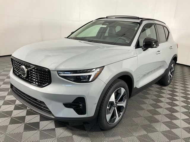 2025 Volvo XC40 Plus Dark Theme