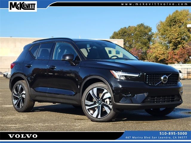 2025 Volvo XC40 Plus Dark Theme