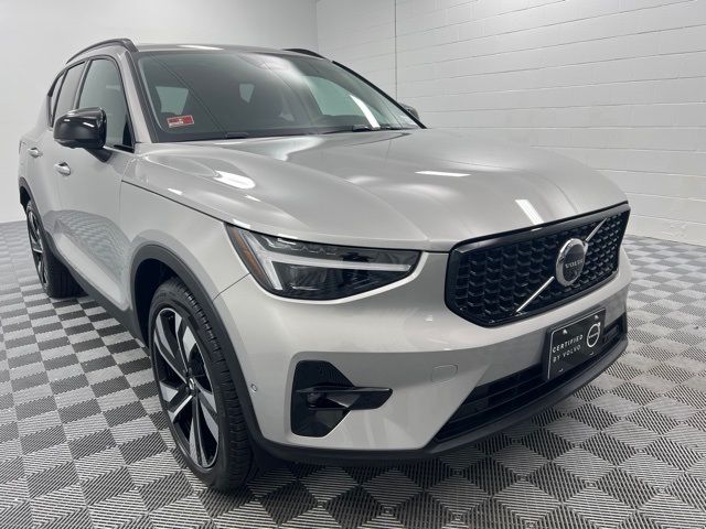 2025 Volvo XC40 Plus Dark Theme