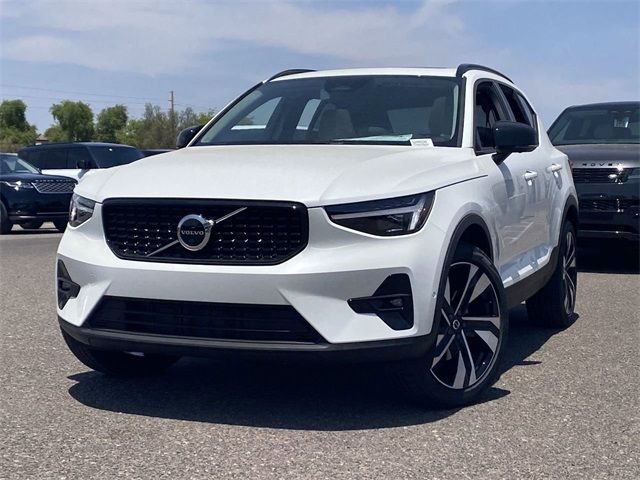 2025 Volvo XC40 Plus Dark Theme