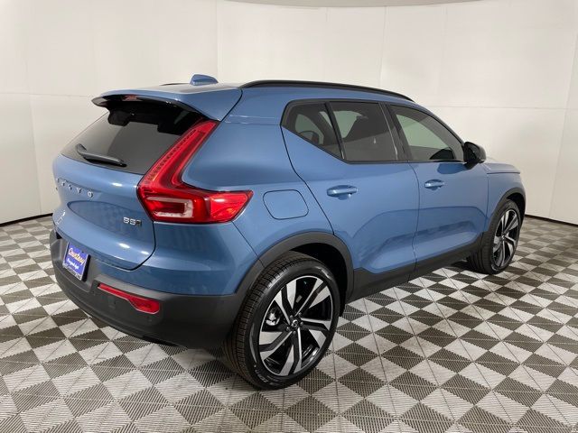 2025 Volvo XC40 Plus Dark Theme