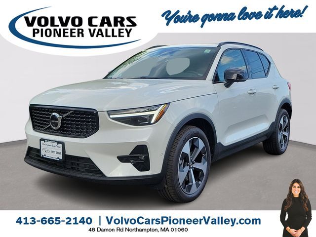 2025 Volvo XC40 Plus Dark Theme