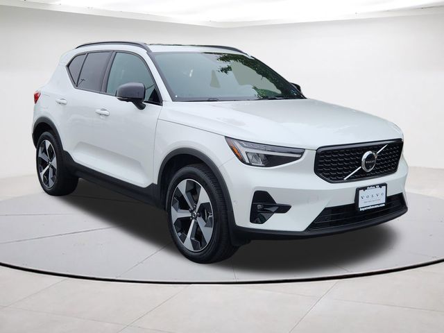 2025 Volvo XC40 Plus Dark Theme
