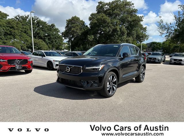 2025 Volvo XC40 Ultra Bright Theme