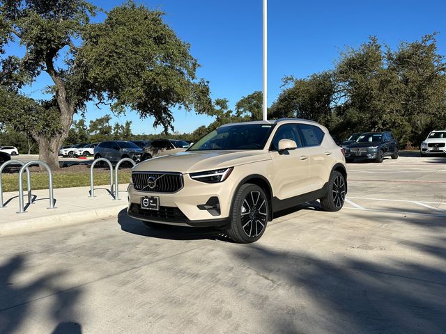 2025 Volvo XC40 Ultra Bright Theme