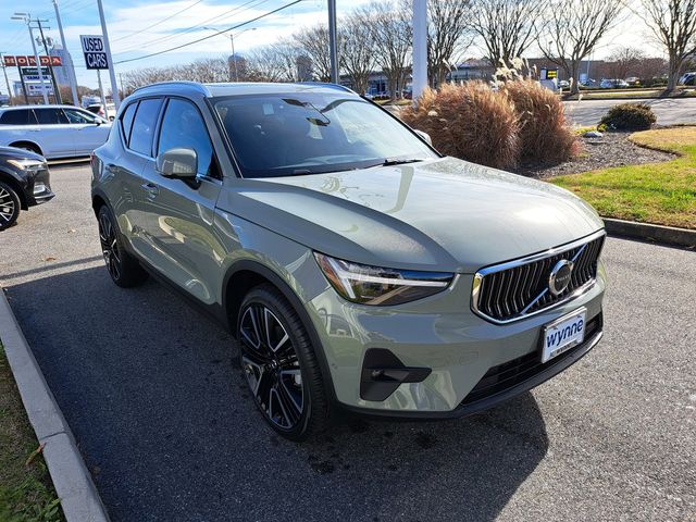 2025 Volvo XC40 Ultra Bright Theme