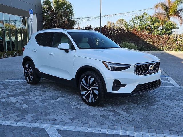 2025 Volvo XC40 Ultra Bright Theme