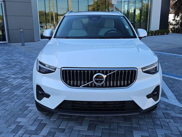2025 Volvo XC40 Ultra Bright Theme