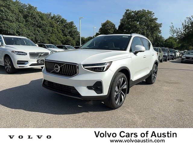 2025 Volvo XC40 Ultra Bright Theme