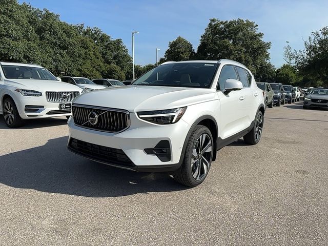 2025 Volvo XC40 Ultra Bright Theme