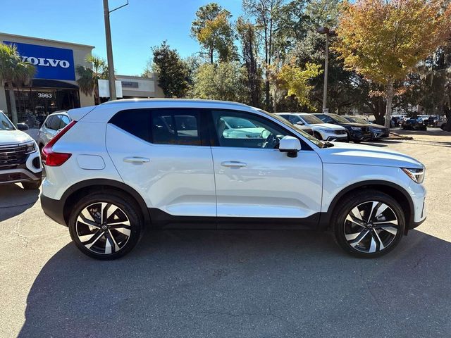 2025 Volvo XC40 Ultra Bright Theme