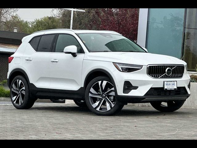 2025 Volvo XC40 Ultra Bright Theme